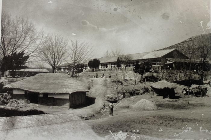 1950년대 옛 경기도 김포군 검단면의 한 마을과 학교 모습. /출처 : 서구사