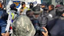 '박근혜 대통령 탄핵 인용 인정 못해' 태극기 집회 참석자 안국역 인근서 경찰과 충돌