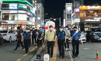 대유행 조기 종식 위해… 수원남부경찰서, 인계동 '방역 실태 점검'