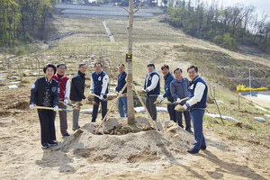 김동연, 식목일 행사 참석…“오늘 심은 나무가 기후변화 대응의 커다란 씨앗 되길”